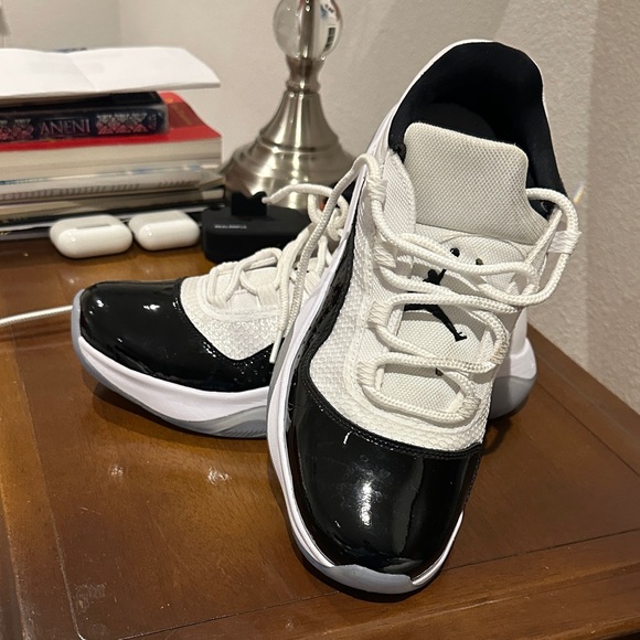 Jordan - White and Black Athletic Sneakers CMFT - Picture 4 of 6
